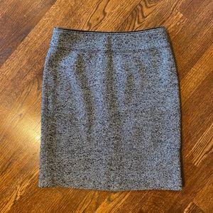 LAST CHANCE: Banana Republic Black/White Tweed Skirt - Size 6